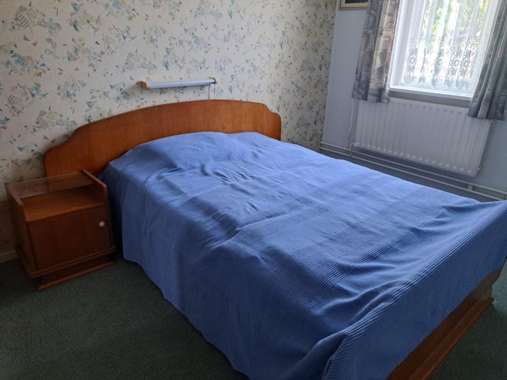 Gratis: Vintage houten bed inclusief matras en dekens, Ophalen, Gebruikt, Bruin, Tweepersoons