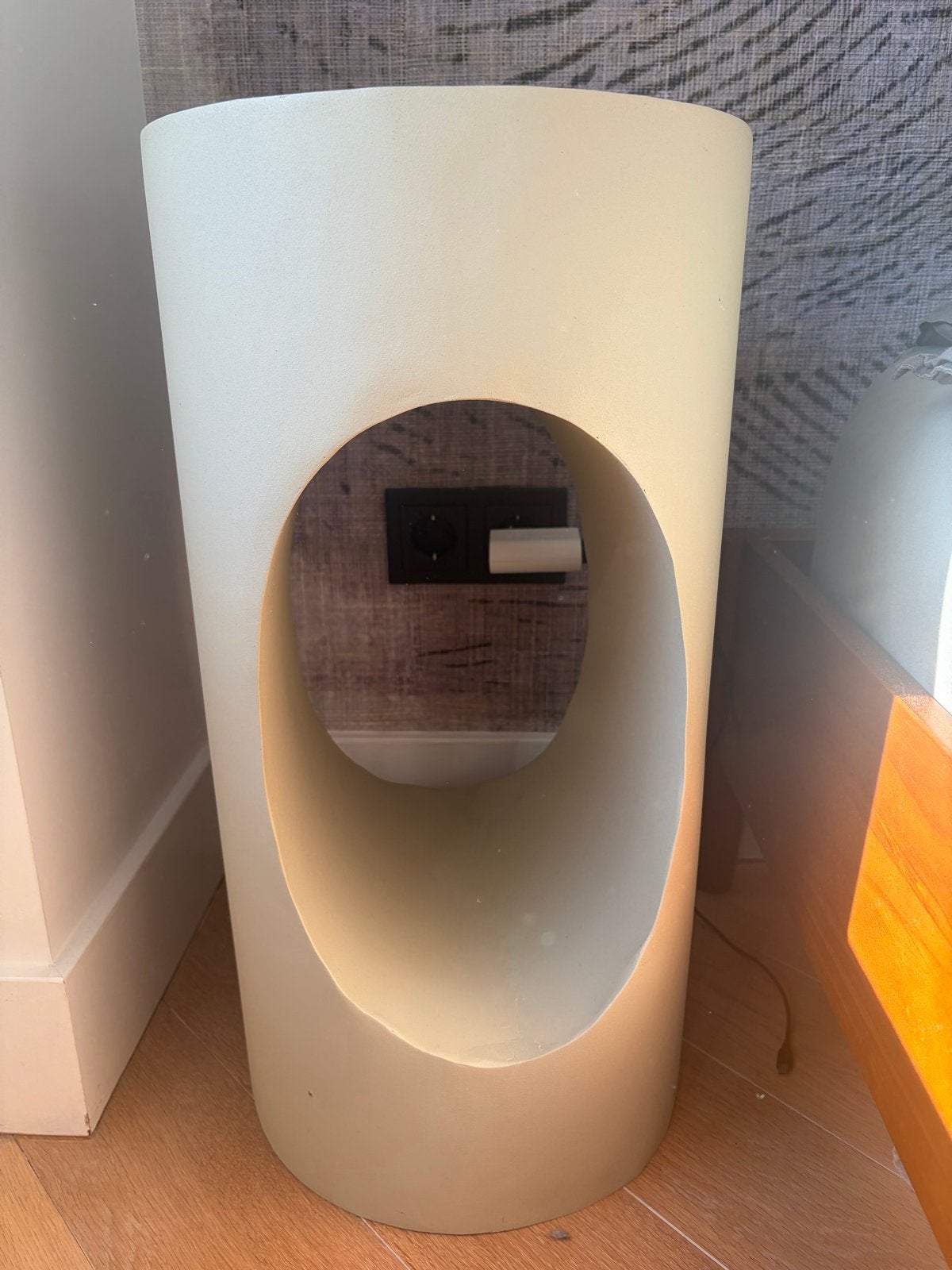 Sai bijzettafel van Dutchbone - Beige, zo goed als nieuw, Minder dan 55 cm, Metaal of Aluminium, Rond, Zo goed als nieuw