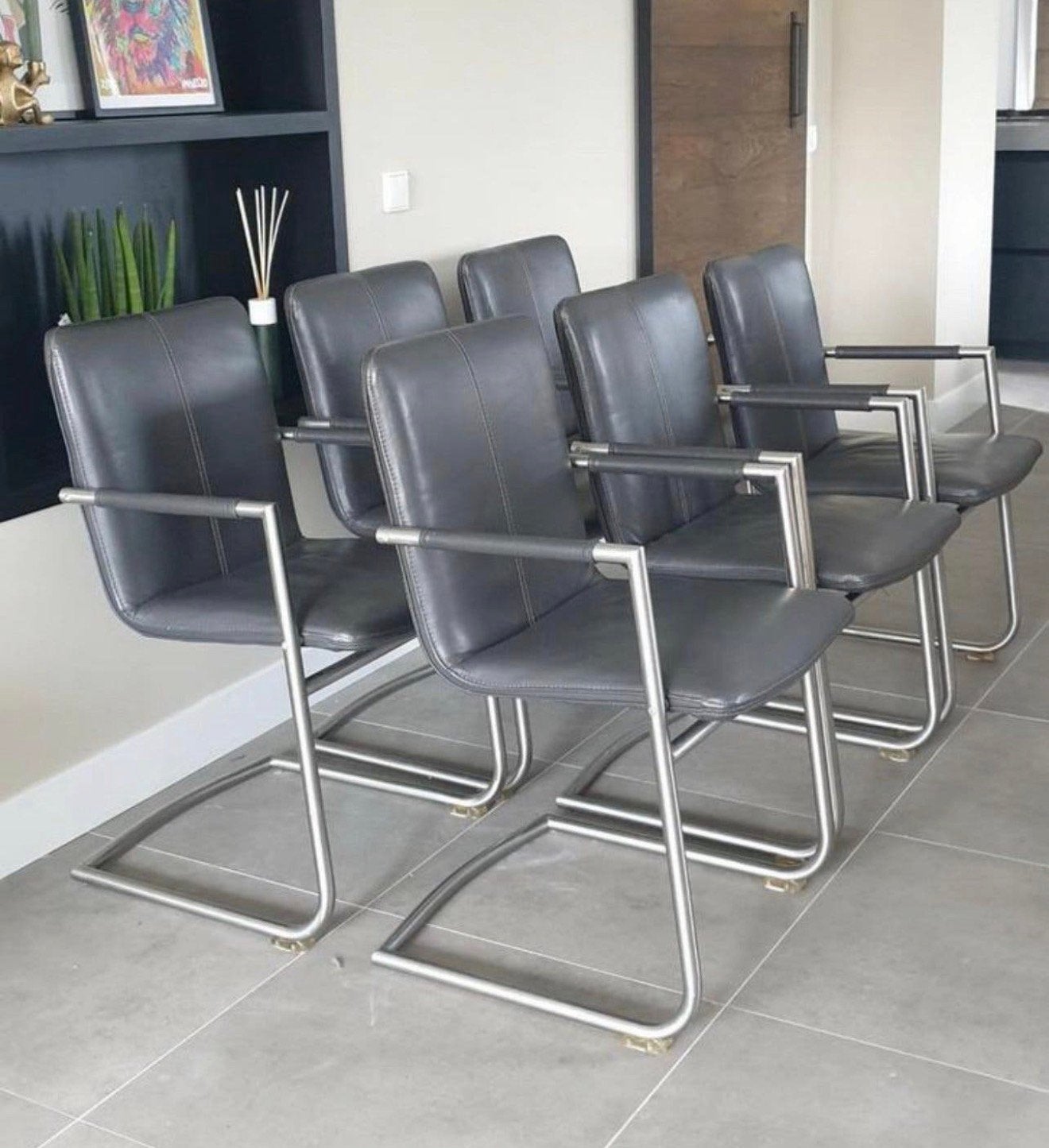 4/6 grijs lederen Henders en Hazel design eetkamerstoelen, Ophalen, ---, Henders en Hazel, Zo goed als nieuw
