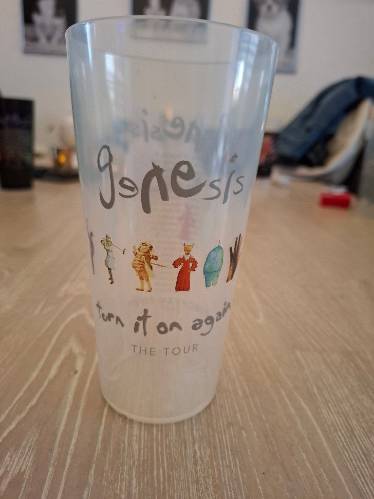2 bekers Genesis - Turn it on again tour., Verzamelen, Muziek, Artiesten en Beroemdheden, Ophalen of Verzenden, Zo goed als nieuw