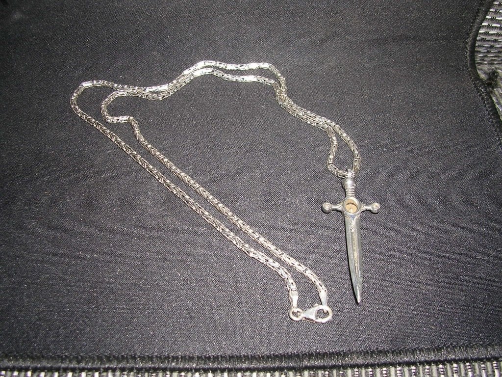 Een lange zilveren ketting met een hanger gekeurd 925., Gebruikt, Ophalen of Verzenden, Met edelsteen, Zilver