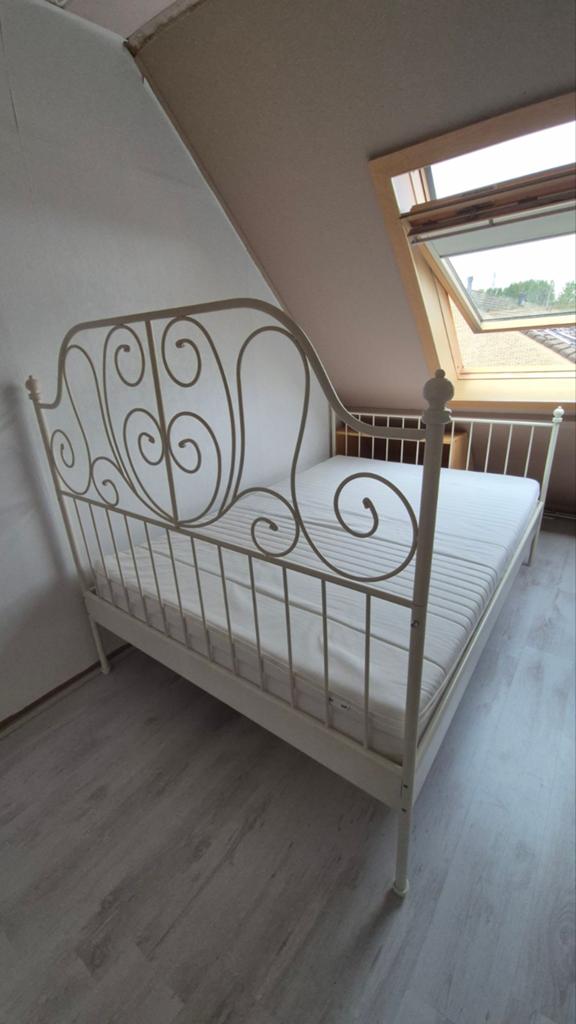 Wit metalen bedframe met sierlijke details, Huis en Inrichting, Slaapkamer | Bedden, Ophalen, Gebruikt, Wit, Tweepersoons