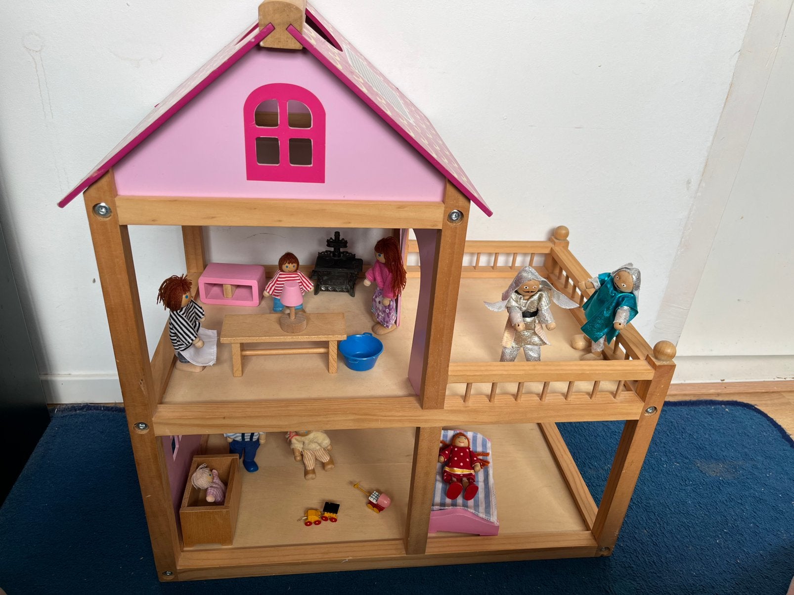 Poppenhuis met poppetjes en meubels, Kinderen en Baby's, Ophalen, Zo goed als nieuw, Poppenhuis