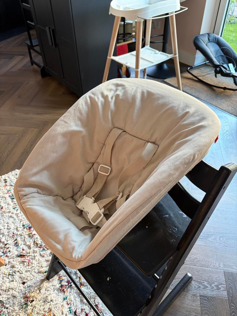 Babyzitje met gordel, Tripp Trapp kinderstoel - Zandkleurig, Ophalen, Zo goed als nieuw, Meegroeistoel, Gordel(s)