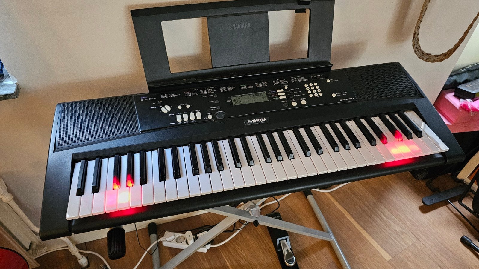 Foto 2 van Yamaha EZ-220 keyboard met standaard en sustainpedaal