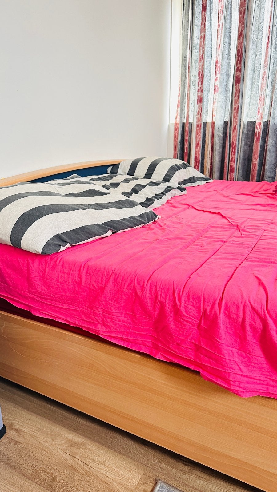 Comfortabel tweepersoonsbed met houten frame, Ophalen, Gebruikt, Bruin, Tweepersoons