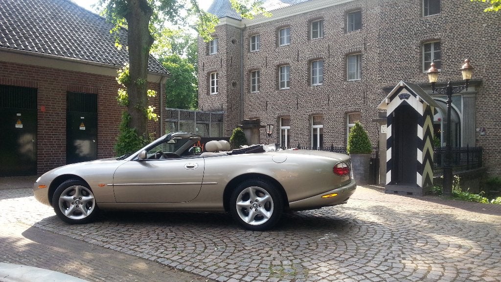 Jaguar XK 4.0 Convertible 2001 Beige, Auto's, Dealer onderhouden, Achterwielaandrijving, Cabriolet, 4 stoelen