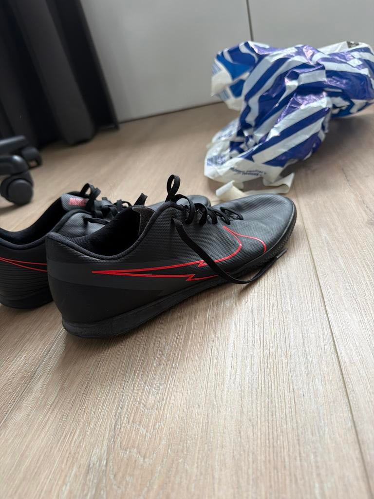 Nike zaalvoetbalschoenen maat 41, Ophalen, Gedragen, Sportschoenen