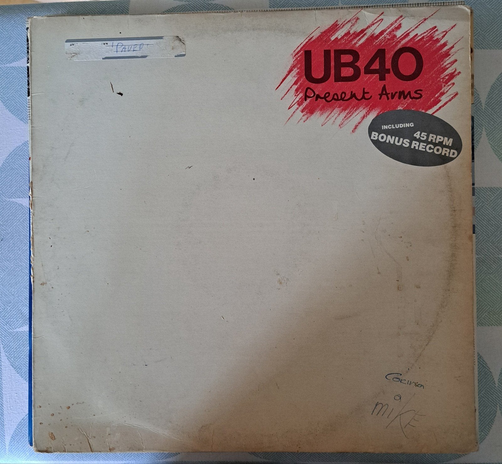 UB40 - Present Arms (LP met bonus record), LP, Gebruikt, Pop, Ophalen of Verzenden
