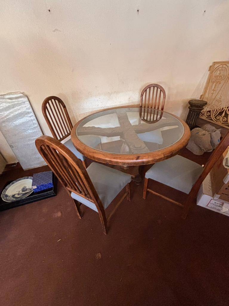 Hout met glasplaat tafel en  4 stoelen met blauwe bekleding, Huis en Inrichting, Tafels | Eettafels, Ophalen, Glas, Gebruikt, Rond