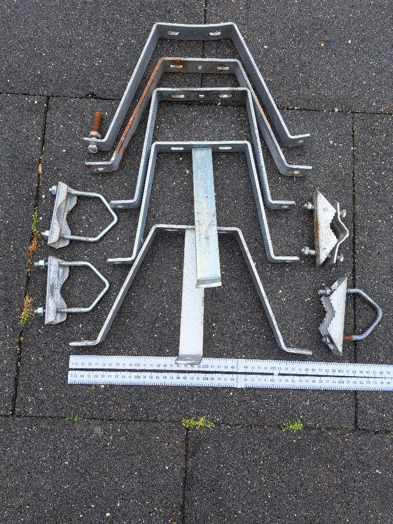 Te koop, twee muurbeugelsets, Telecommunicatie, Antennes en Masten, Ophalen, Gebruikt, Toebehoren