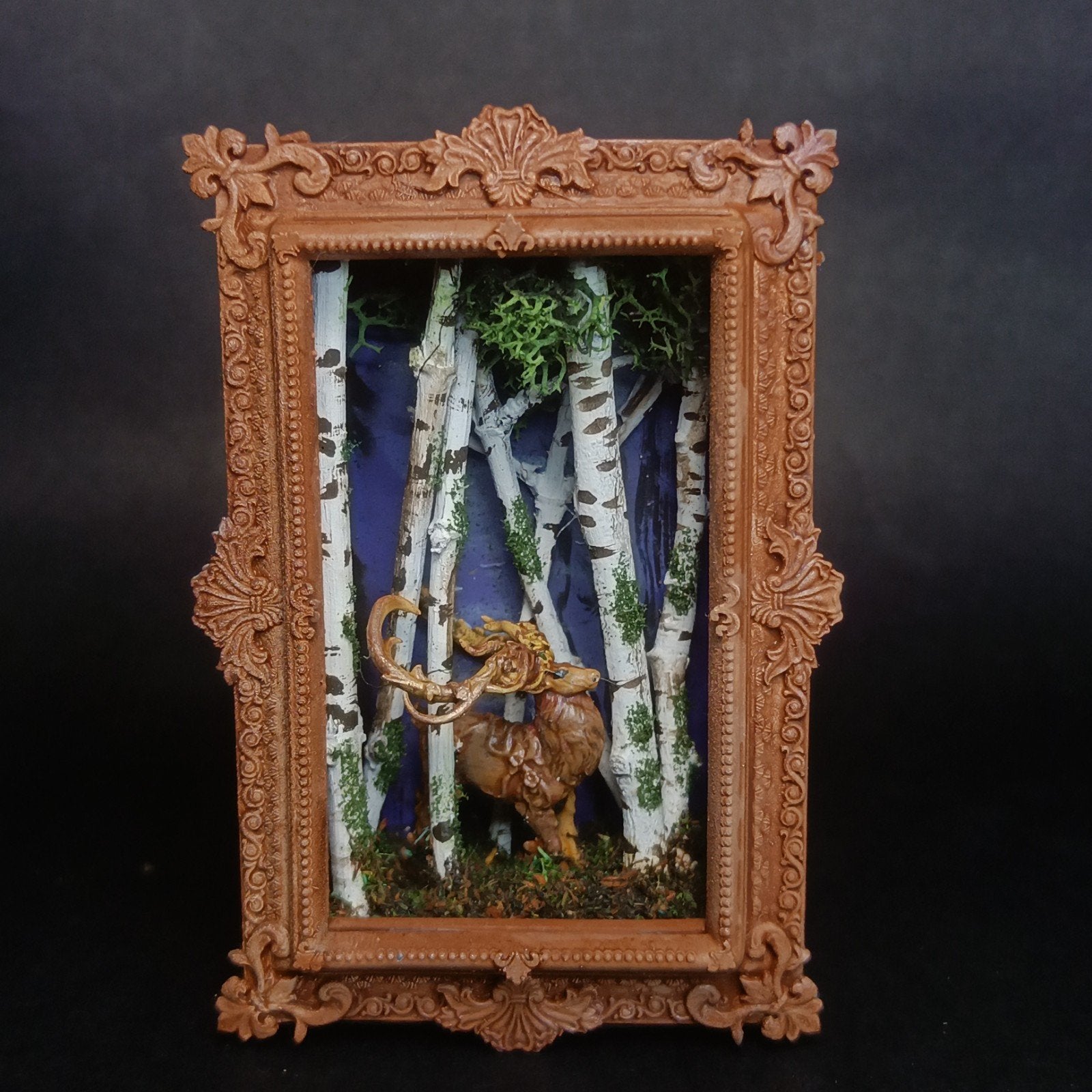 Miniatuur diorama: Hert in berkenbos, Antiek en Kunst, Kunst | Beelden en Houtsnijwerken, Ophalen of Verzenden