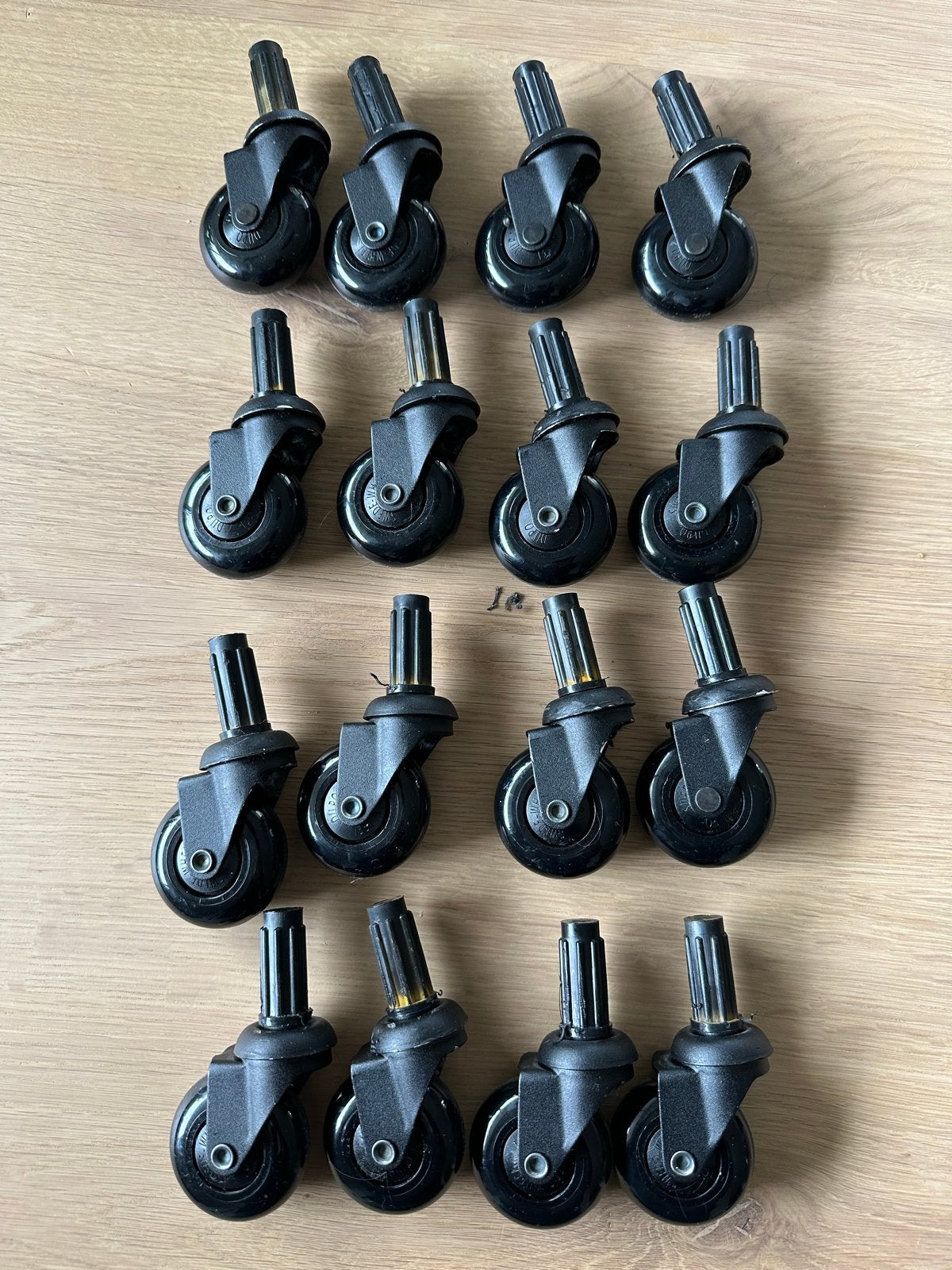 Stoel; Skateboard Wielen met Ronde Plug 16mm, Kunststof, Gebruikt, Zwart, Ophalen of Verzenden