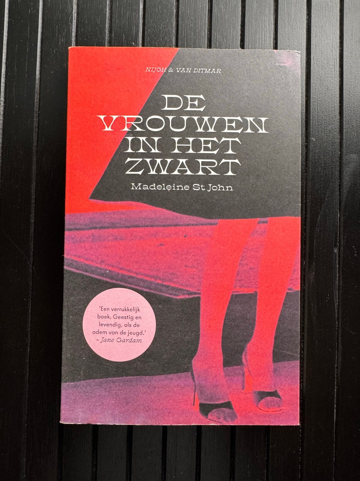 De Vrouwen in het Zwart - Madeleine St John, Ophalen of Verzenden, Gelezen, Europa overig