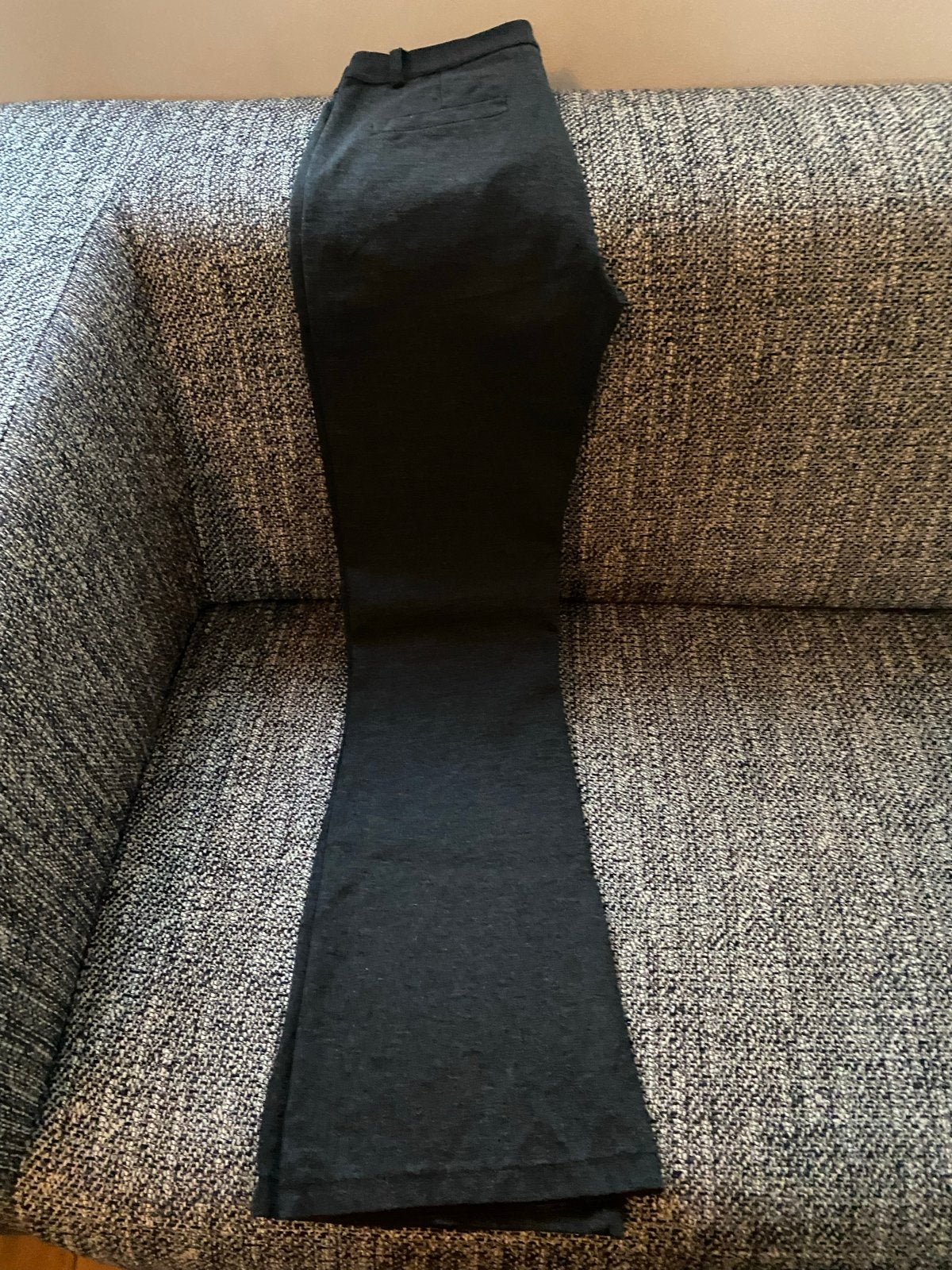 Donkergrijze flared broek, Zo goed als nieuw, Ophalen, Maat 38/40 (M), Grijs