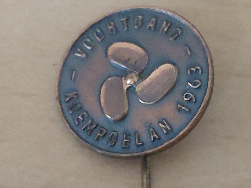Speld Voortgang Koempoelan 1963 In Overasselt, Ophalen of Verzenden, Zo goed als nieuw, Embleem, Speld of Insigne