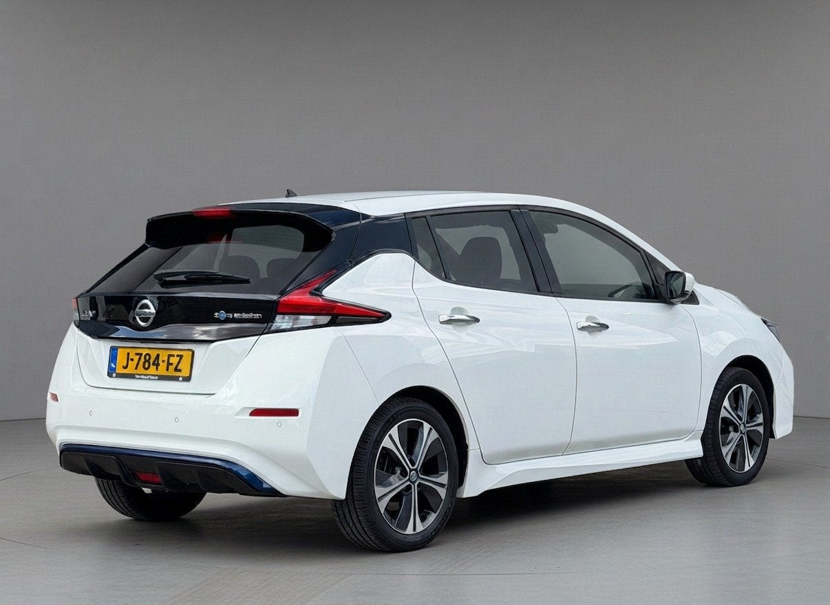 Nissan LEAF N-Connecta 40 kWh|Stoel/stuur verwarming|360-Cam, Auto's, Stof, Gebruikt, Zwart, 150 pk