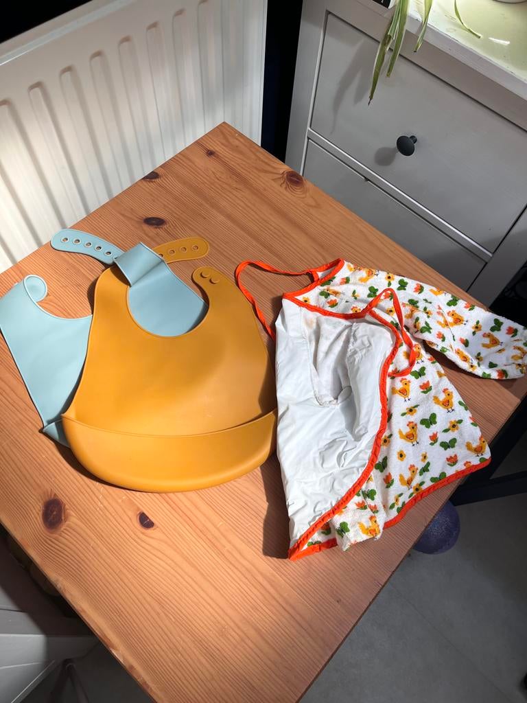 Baby eetset: slabbetjes en veiligheidstuigje, Ophalen of Verzenden, Zo goed als nieuw, Overige typen