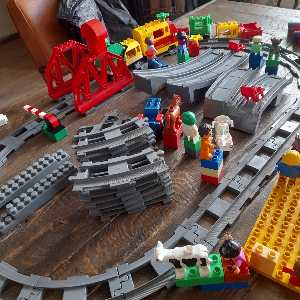 grote mand lego ,duplo treinset  ,en hello kitty poppenhuis, Ophalen, Zo goed als nieuw, Duplo, Compleet