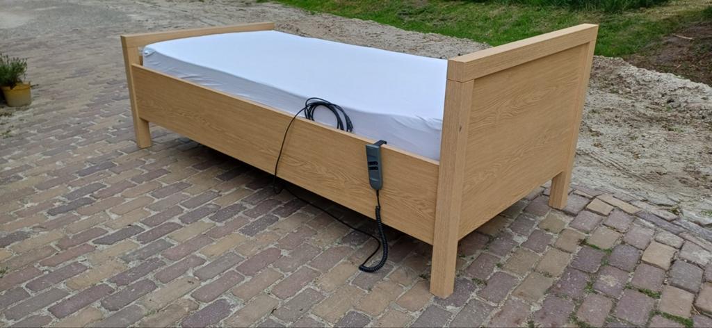 Elektrisch verstelbaar seniorenbed met matras, Huis en Inrichting, Slaapkamer | Bedden, Ophalen, Verstelbaar, 90 cm, Eenpersoons