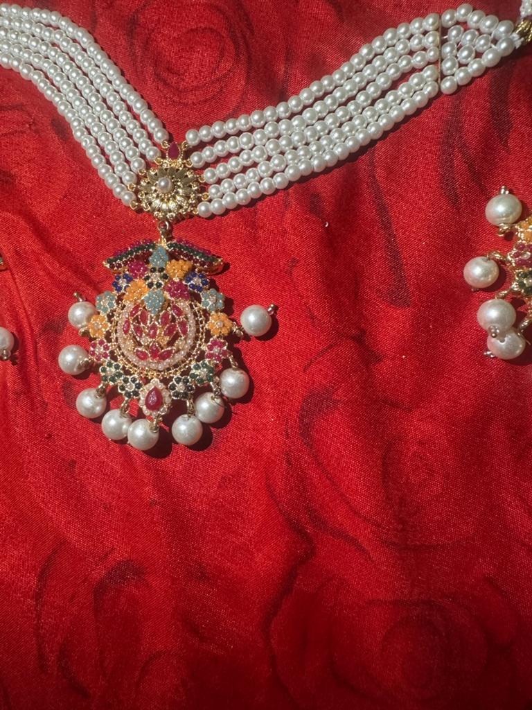 Nieuwe Indiase bruidssieradenset met parels en edelstenen, Sieraden, Tassen en Uiterlijk, Kettingen, Nieuw, Overige materialen