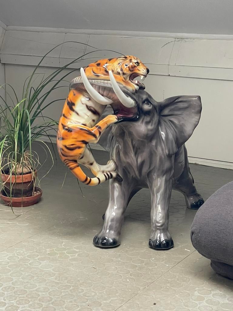 Groot keramiek beeld – Tijger vs Olifant – 60 cm, Ophalen of Verzenden, Gebruikt