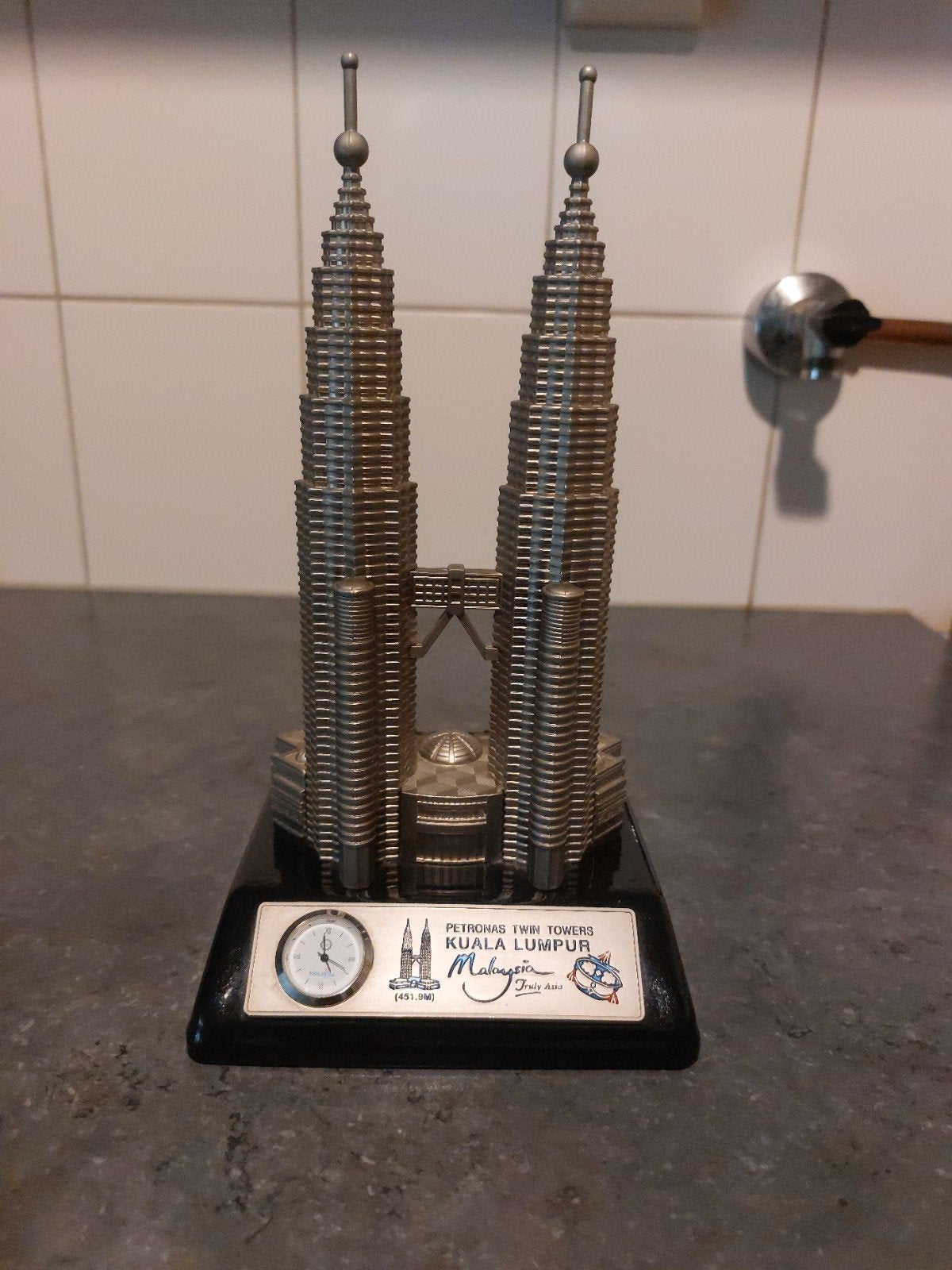 Souvenir Petronas Twin Towers Kuala Lumpur met klokje, Ophalen of Verzenden, Nieuw