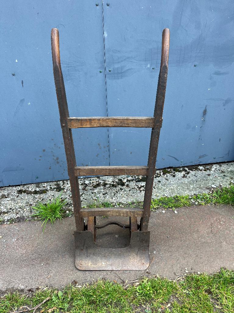 antieke houten steekwagen met ijzeren wielen, Ophalen