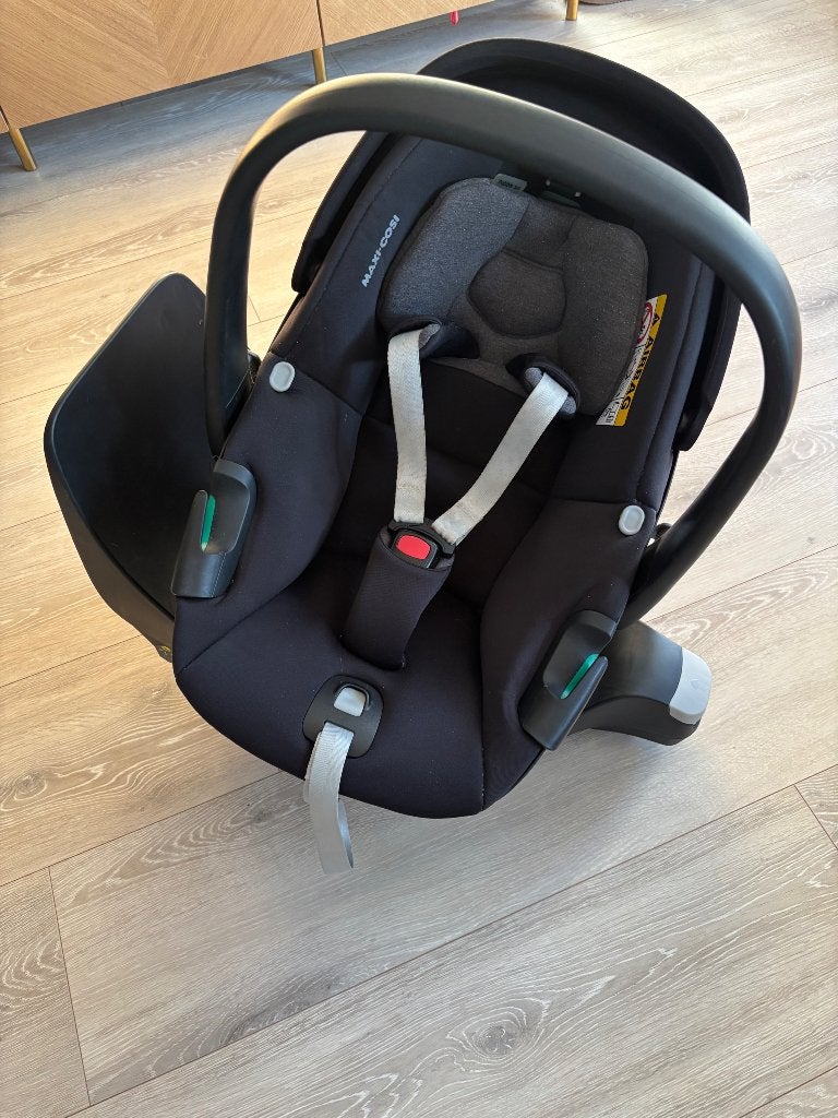 Maxicosi pebble met familyfix 360 onderstel, Ophalen, Zo goed als nieuw, Isofix, 0 t/m 13 kg