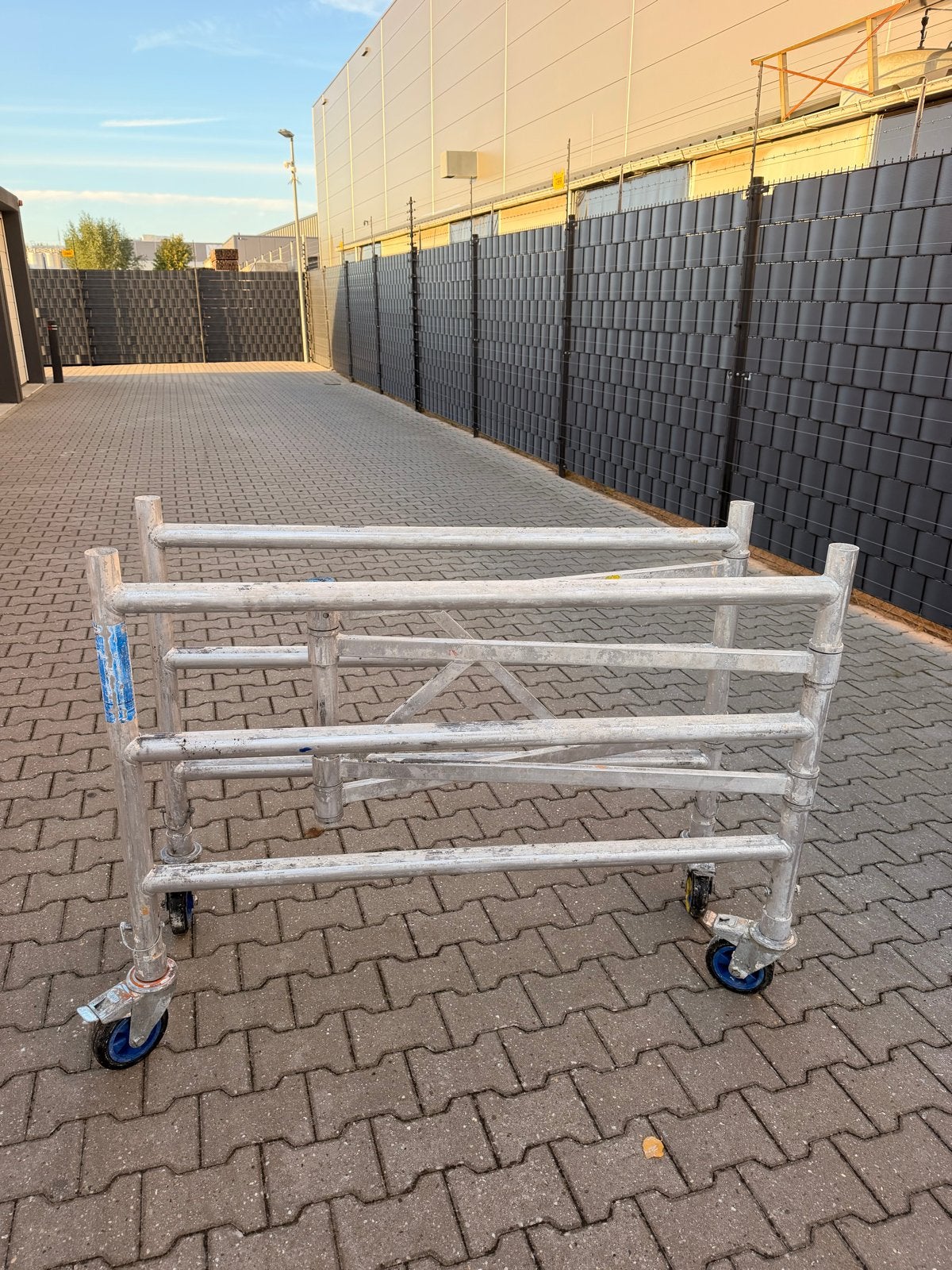 Verrijdbare steiger voor diverse klussen/ enkel frame, Ophalen, Gebruikt, Rolsteiger of Kamersteiger, Minder dan 2 meter