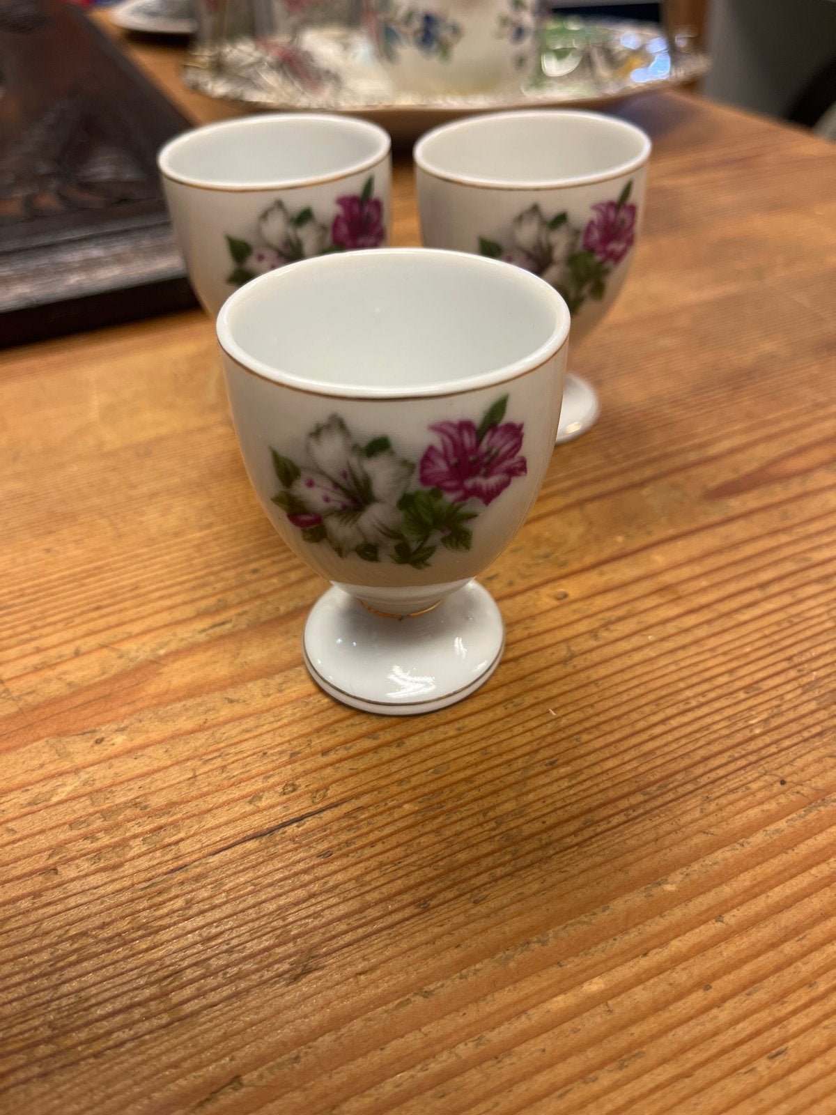 Set van 3 porseleinen eierdopjes met bloemmotief, Ophalen of Verzenden