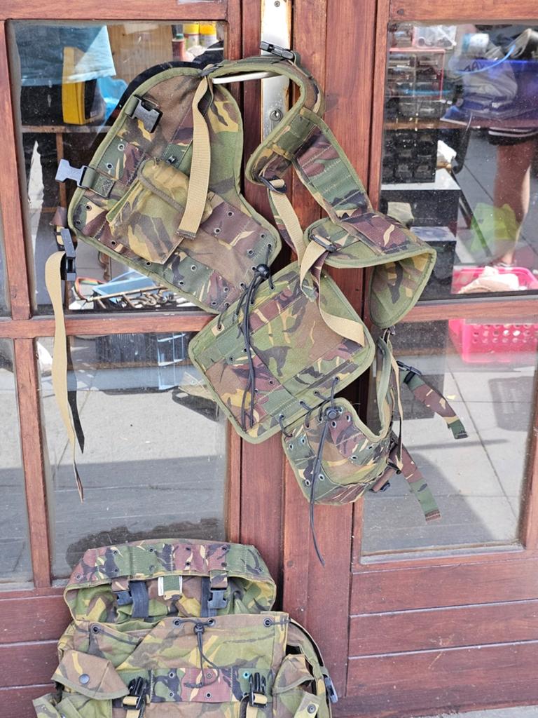 Militaire camouflage uitrusting body, rugzak, zaklamp, Ophalen, Gebruikt, Accessoires