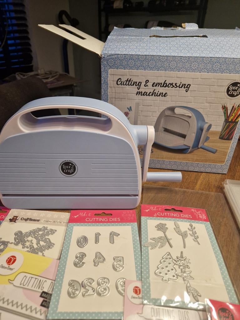 Love2Craft snij- en embossingmachine met veel snijmallen, Hobby en Vrije tijd, Ophalen of Verzenden, Zo goed als nieuw, Gereedschap of Toebehoren