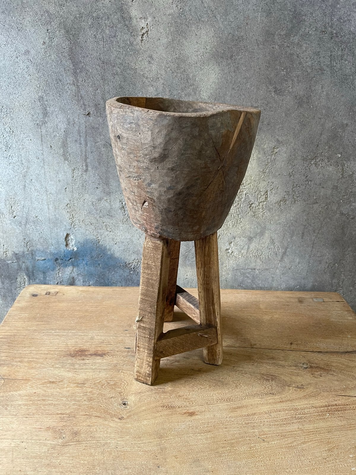 Robuuste doorleefde houten vijzel op standaard, 45 cm hoog, Ophalen of Verzenden