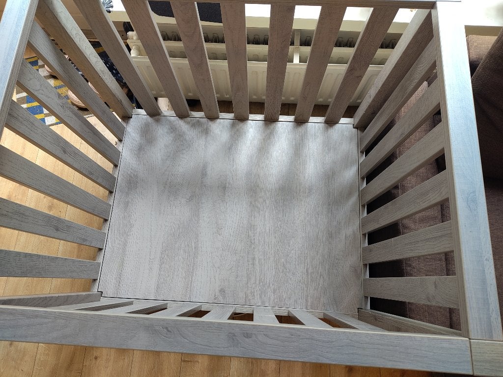 baby box grijs met kleiding, Kinderen en Baby's, Ophalen, Gebruikt, Rechthoekig, In hoogte verstelbaar
