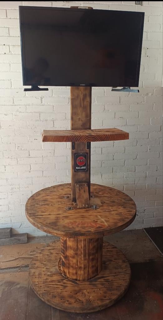 Tafelstaander met Bacardi logo en tv-beugel, Ophalen, Rechthoekig