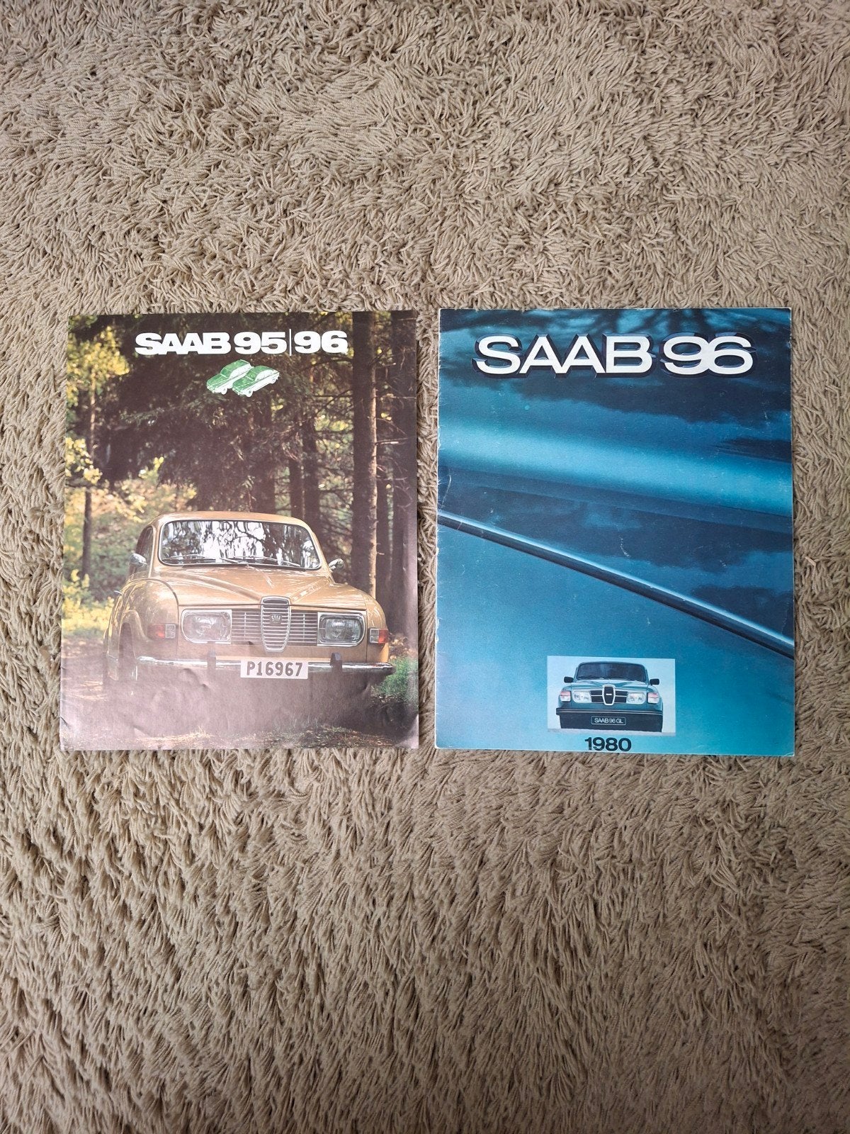 2x autofolder Saab 95/96, Boeken, Verzenden, Zo goed als nieuw, Overige merken