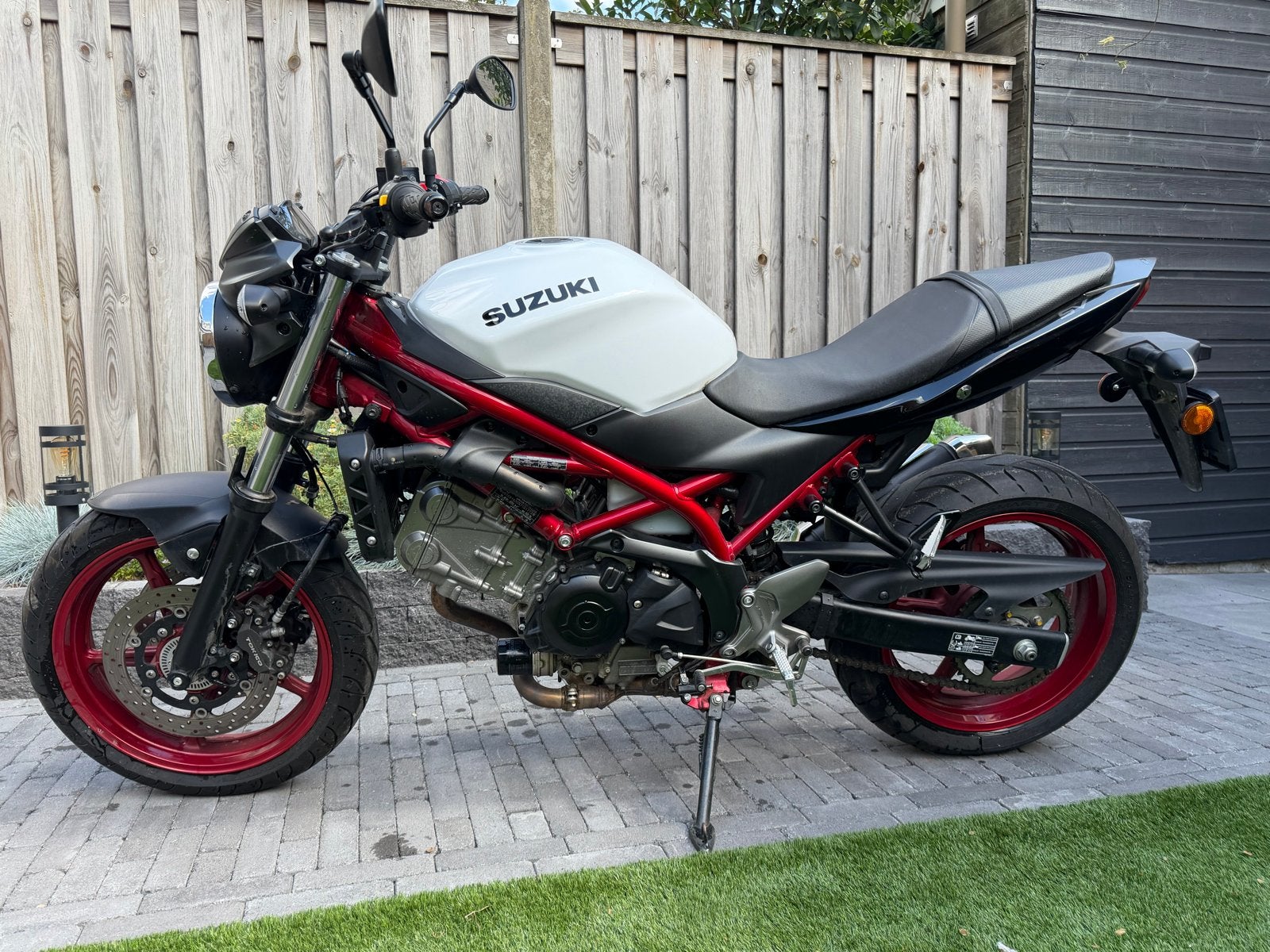 Suzuki SV650A uit 2022 - Zo goed als nieuw, lage km stand, Motoren, Motoren | Suzuki, 2 cilinders, Gebruikt, Particulier, Minimaal motorrijbewijs A2