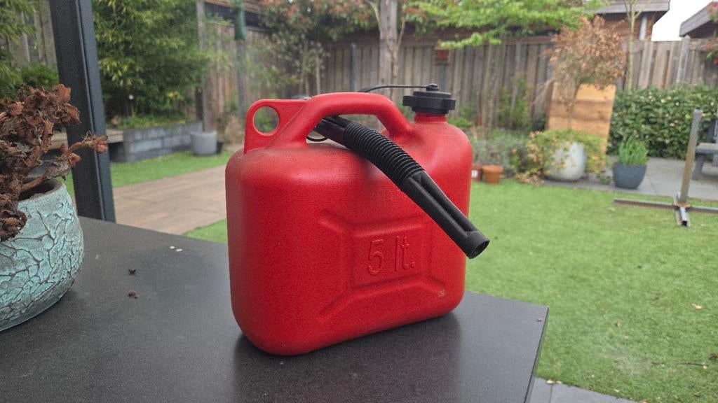 Rode jerrycan 5 liter met schenktuit, Ophalen, Gebruikt