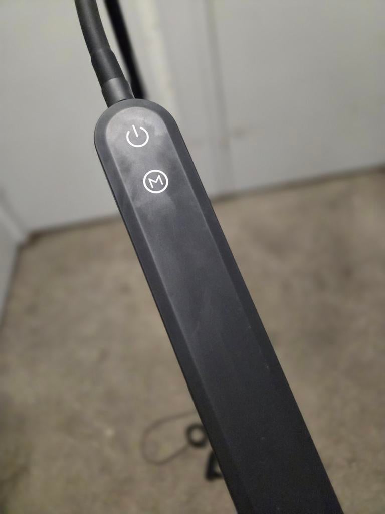 Moderne vloerlamp met touch bediening, zo goed als nieuw, Ophalen of Verzenden