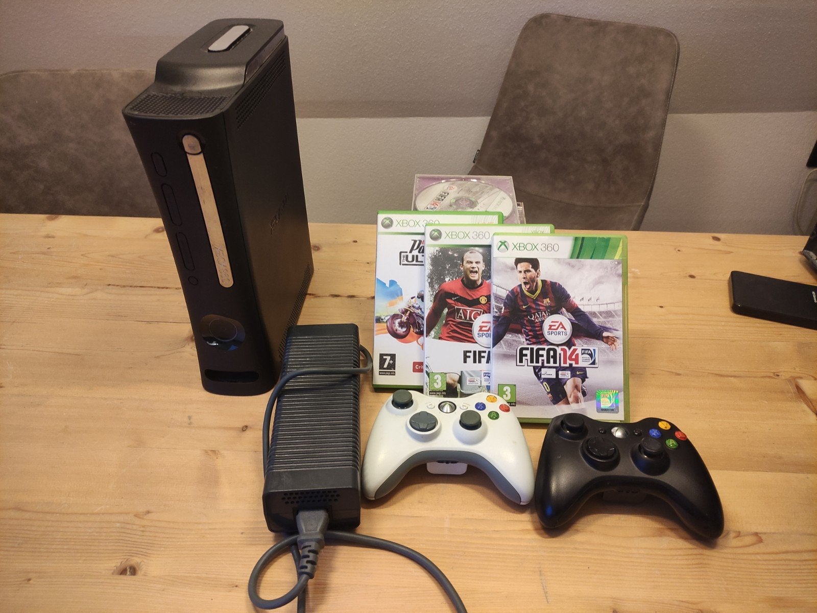 Xbox 360 E met 2 controllers en diverse games, Spelcomputers en Games, Spelcomputers | Xbox 360, 360 E, Met 2 controllers, Ophalen of Verzenden