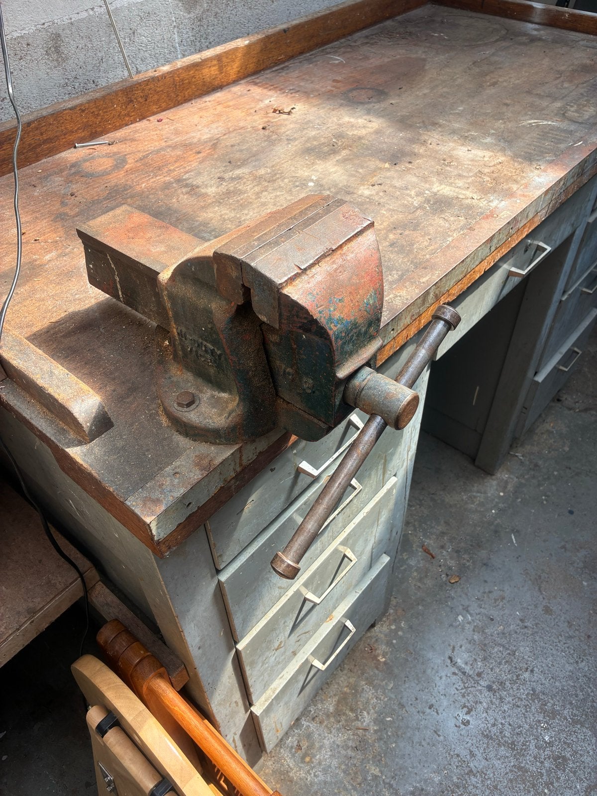 Robuuste werkbank met bankschroef en lades, Doe-het-zelf en Verbouw, Werkbanken, Ophalen, Gebruikt, 170 cm of meer, Bankschroef