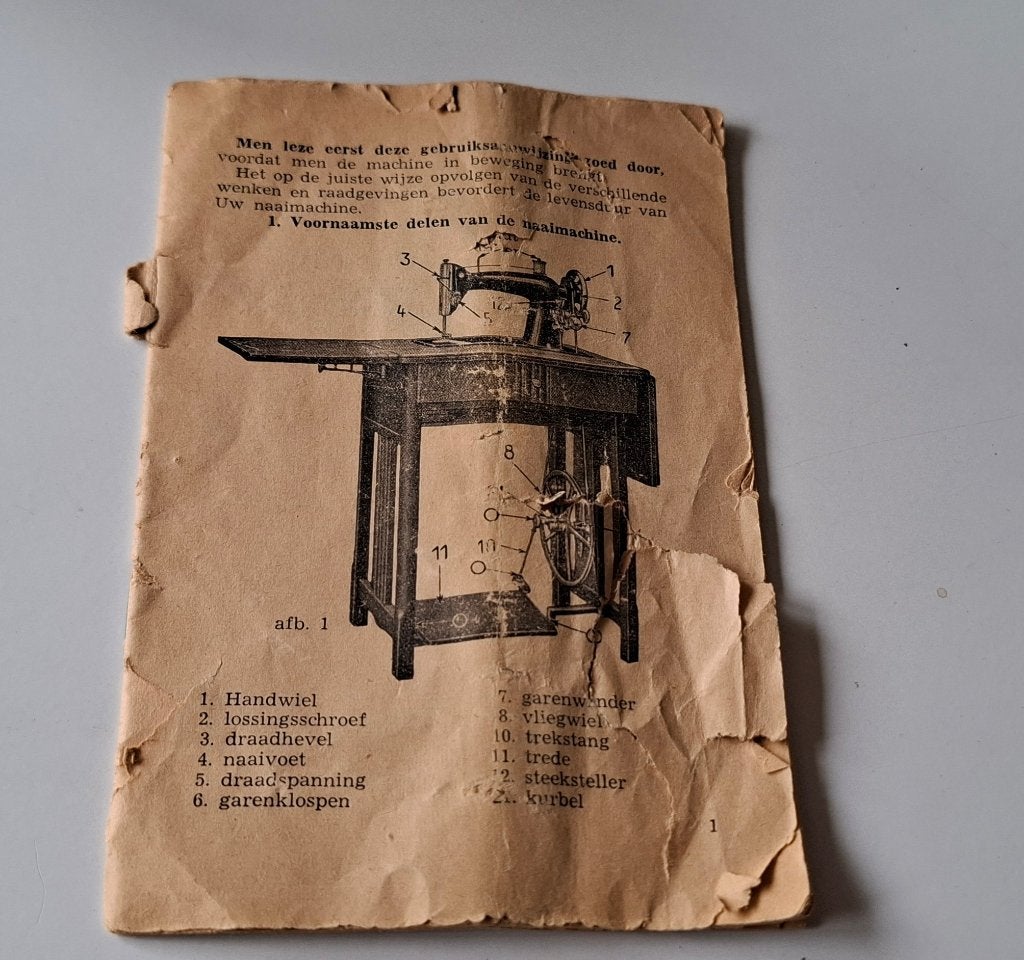 Beschrijving Trapnaaimachine, Antiek en Kunst, Antiek | Naaimachines, Ophalen of Verzenden