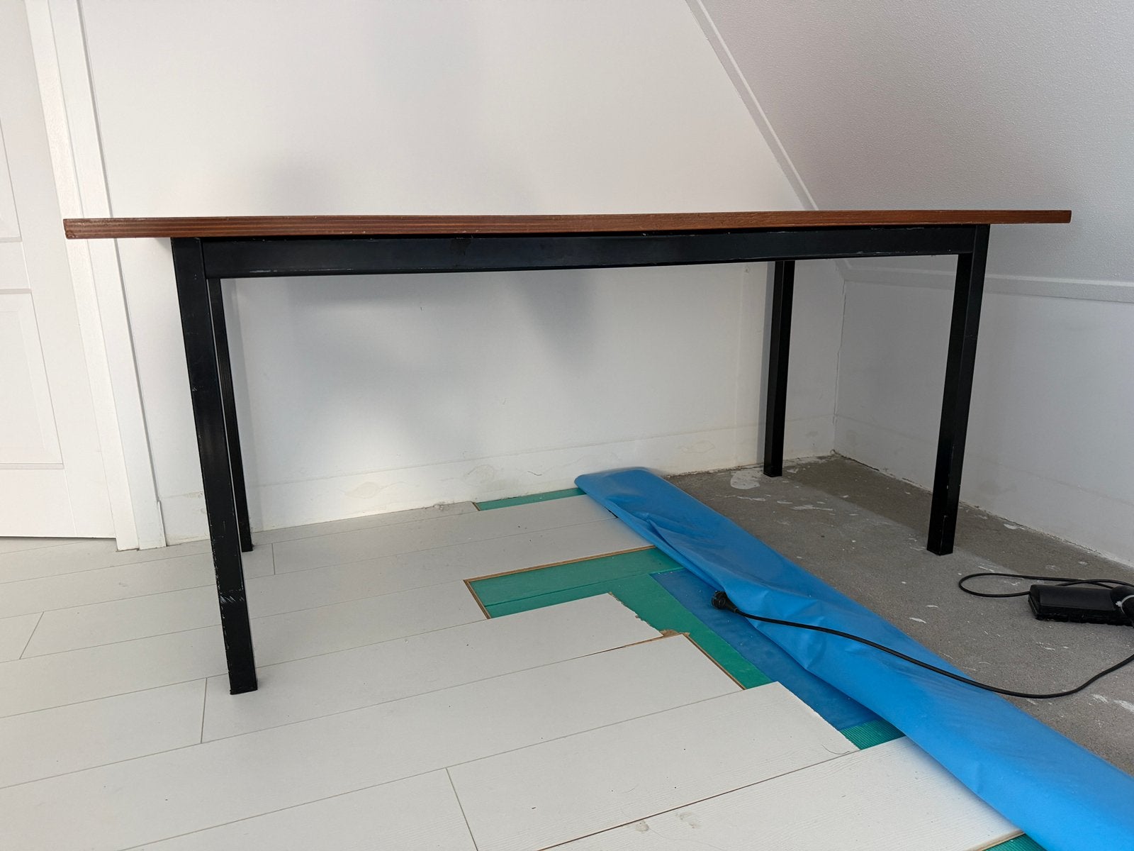 Bureau met hardhouten multiplex bureaublad, Ophalen, Gebruikt, Hout, 170 cm
