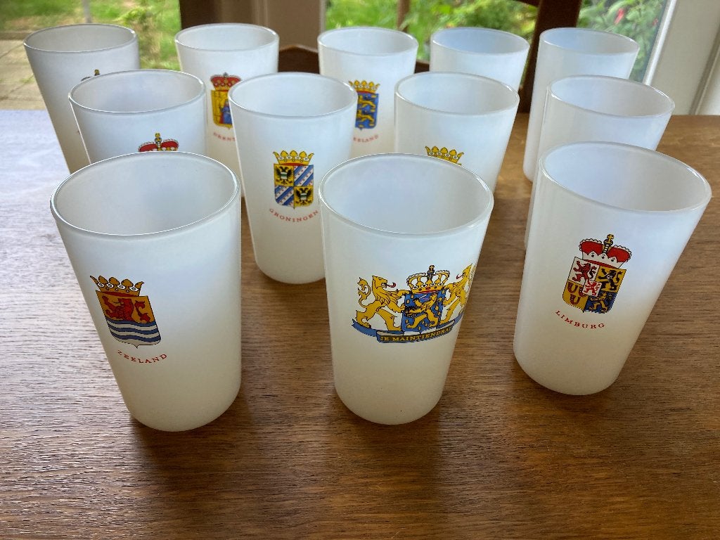 12 glazen provincies Nederland in melkglas, Ophalen of Verzenden, Overige typen