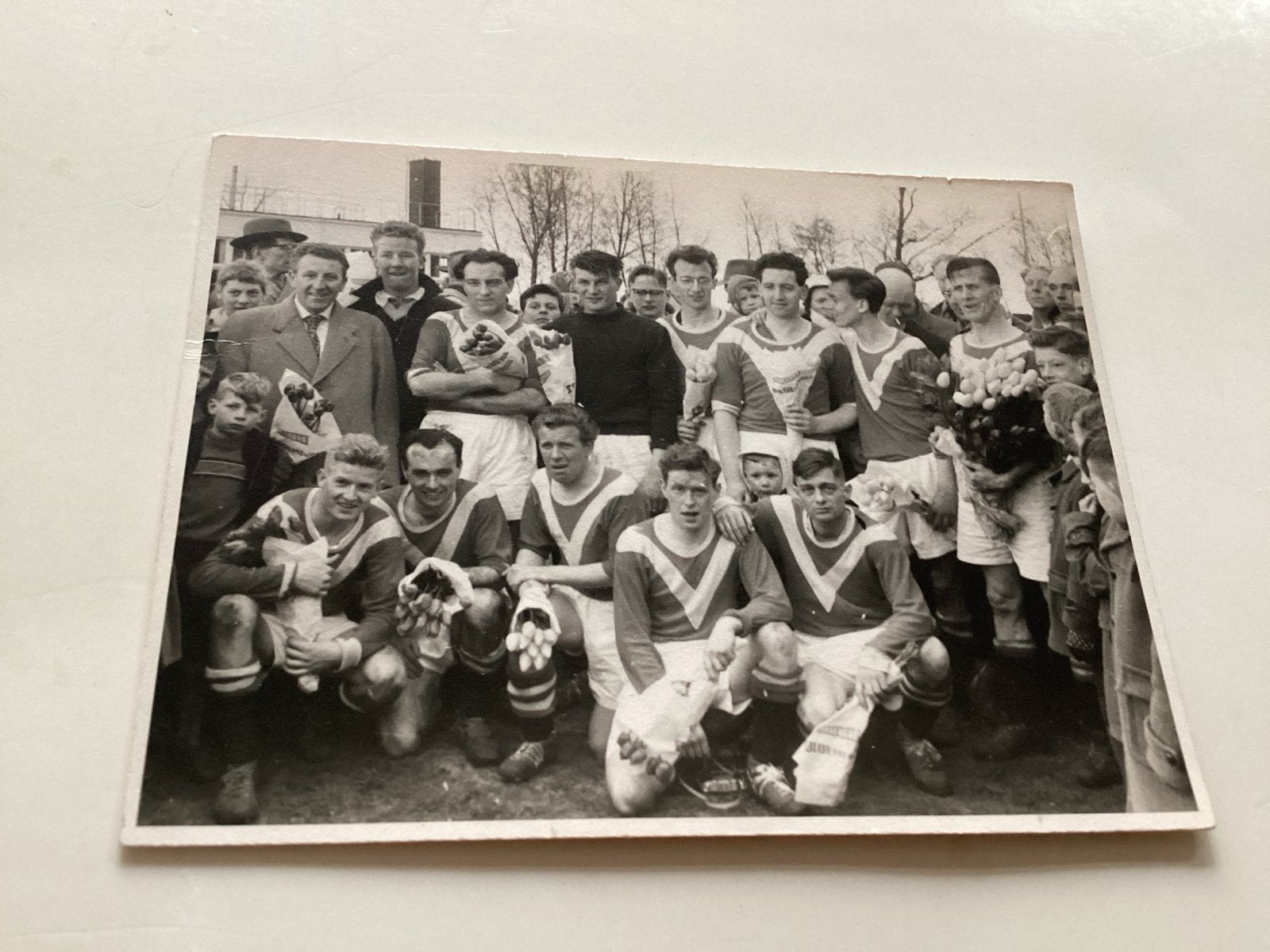 Vintage foto voetbalteam met bloemen, jaren '50  9x11 cm, Gebruikt, Foto, Ophalen of Verzenden, 1940 tot 1960