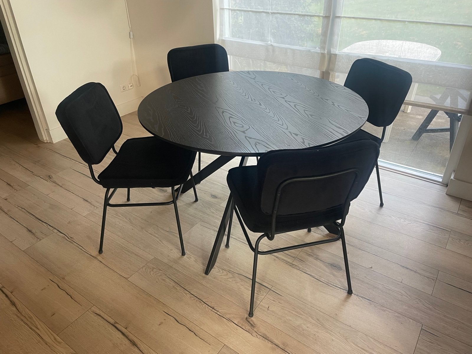 Zwarte ronde eettafel incl 4 stoelen, Huis en Inrichting, Ophalen, Rond, Zo goed als nieuw, Modern
