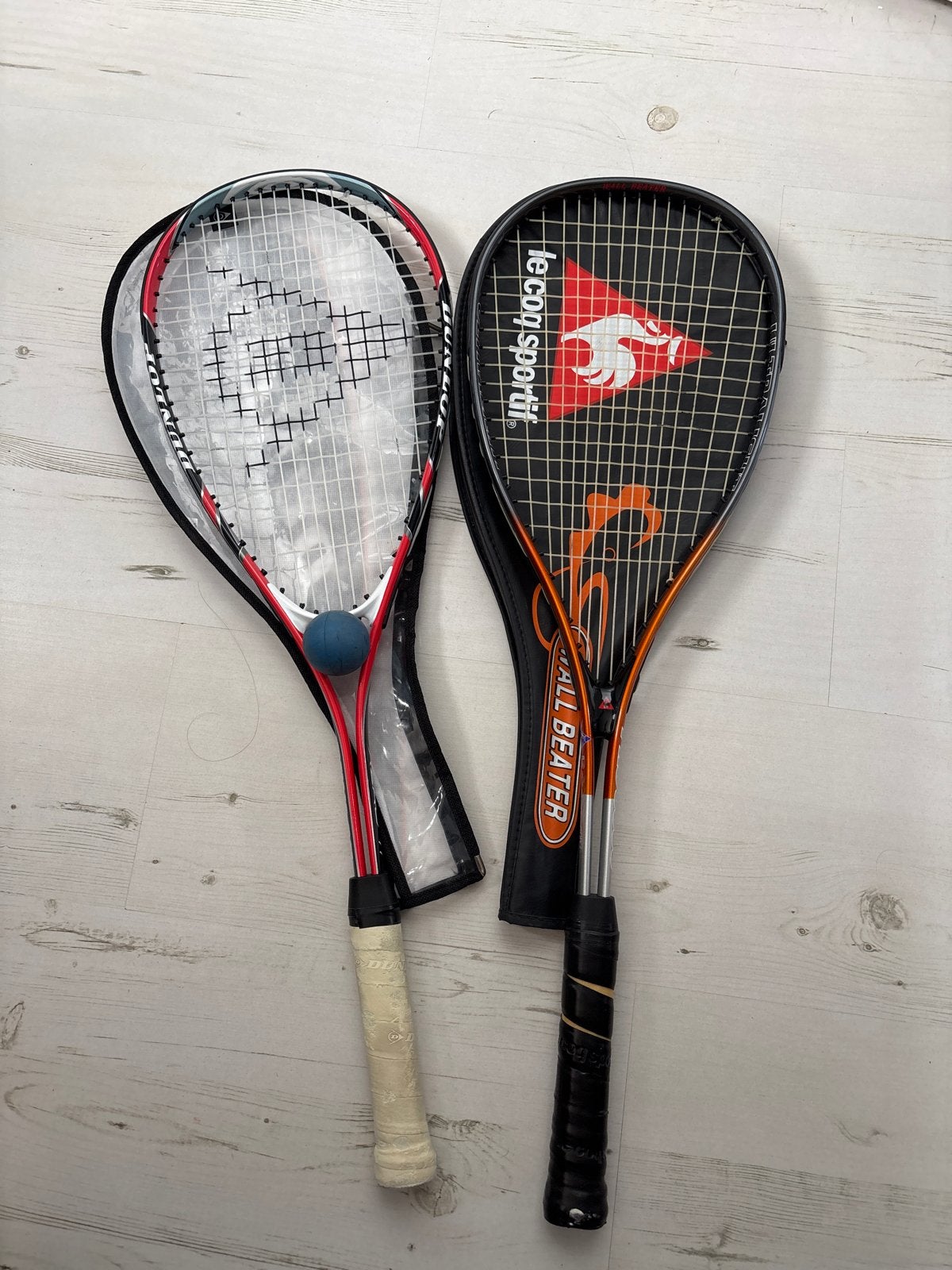 Squash rackets: Dunlop en Le Coq Sportif, Sport en Fitness, Squash, Ophalen, Gebruikt, Racket, Met hoes