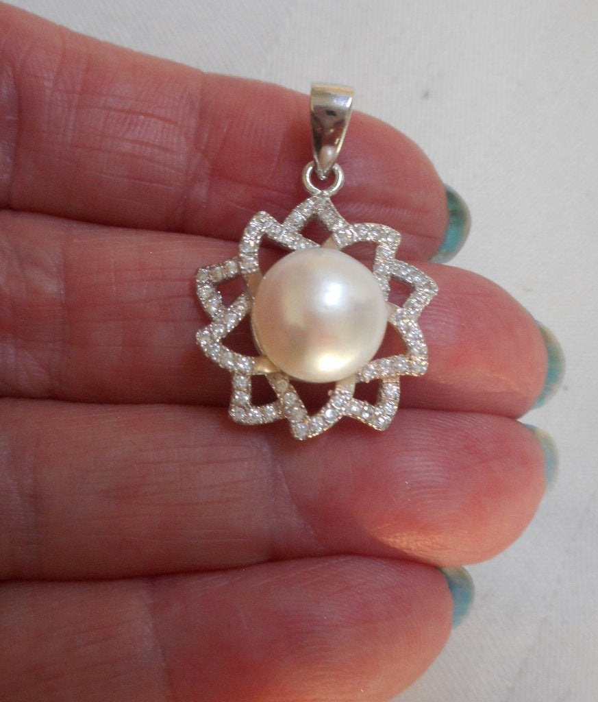 Zilveren bloem hanger met parel en steentjes nr.560