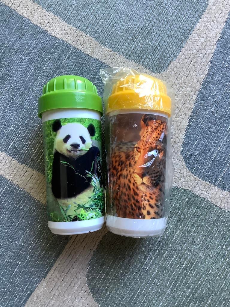 2 WWF bekers met draaidop,panda en Jaquar, Ophalen of Verzenden, Zo goed als nieuw, Overige stijlen, Kop(pen) en/of Schotel(s)